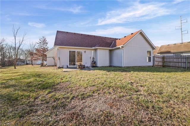 1007 SW Blue Branch Drive, Grain Valley, MO 64029