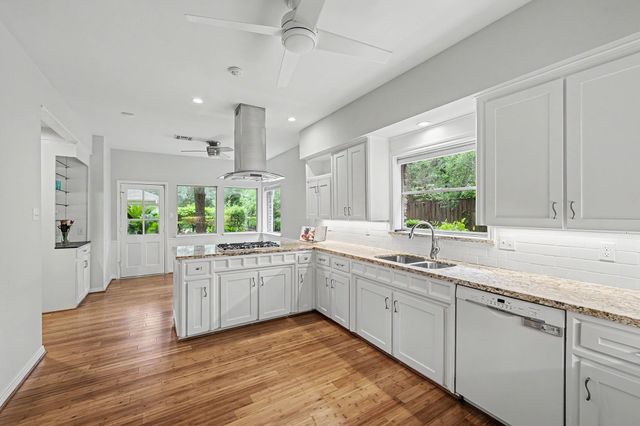 10811 Hunters Forest Drive, Hunters Creek Village, TX 77024