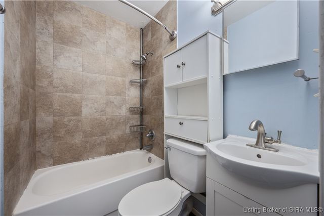 906 Silverwood Drive, Clarksville, IN 47129