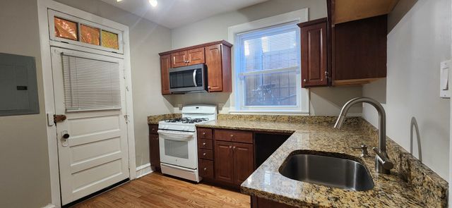 1925 W Belle Plaine Avenue F, Chicago, IL 60613