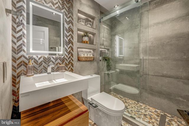 1717 VALLEY AVE, Mclean, VA 22101