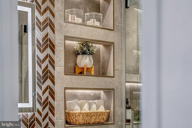 1717 VALLEY AVE, Mclean, VA 22101