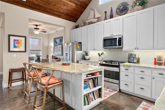 925 Pompano Dr, Aransas Pass, TX 78336