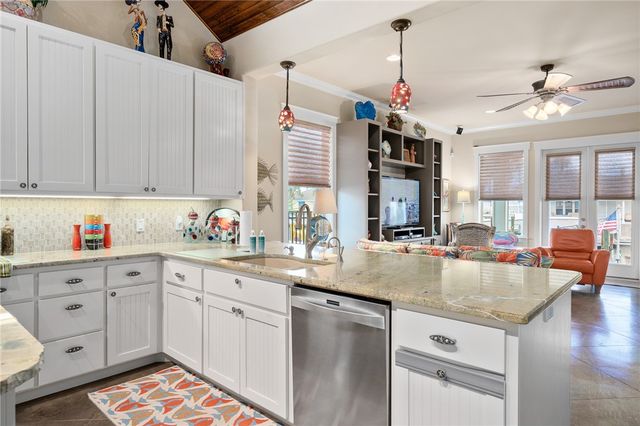 925 Pompano Dr, Aransas Pass, TX 78336