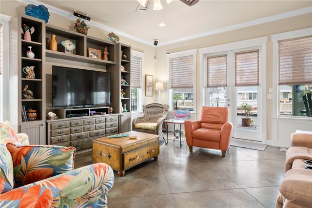 925 Pompano Dr, Aransas Pass, TX 78336