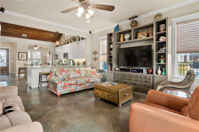 925 Pompano Dr, Aransas Pass, TX 78336