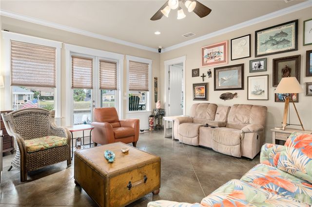 925 Pompano Dr, Aransas Pass, TX 78336