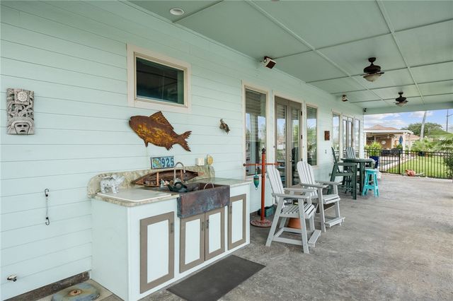 925 Pompano Dr, Aransas Pass, TX 78336