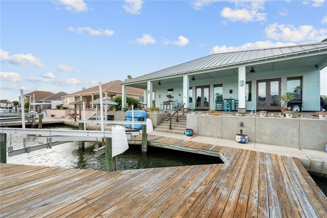 925 Pompano Dr, Aransas Pass, TX 78336