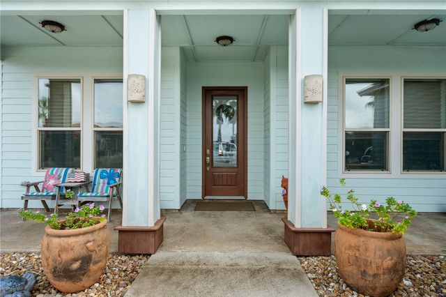 925 Pompano Dr, Aransas Pass, TX 78336