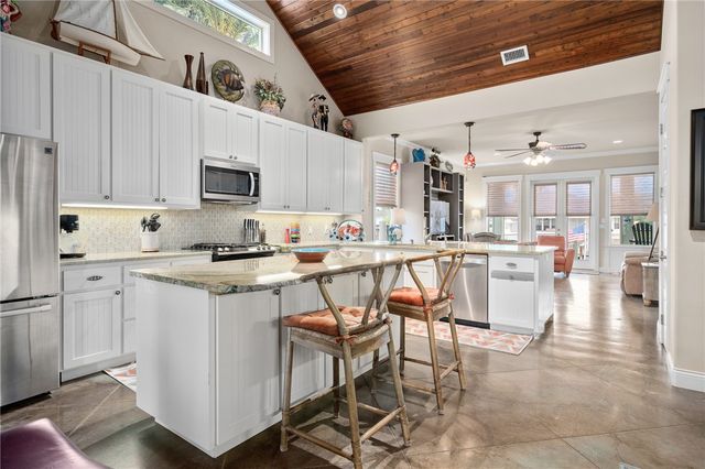 925 Pompano Dr, Aransas Pass, TX 78336