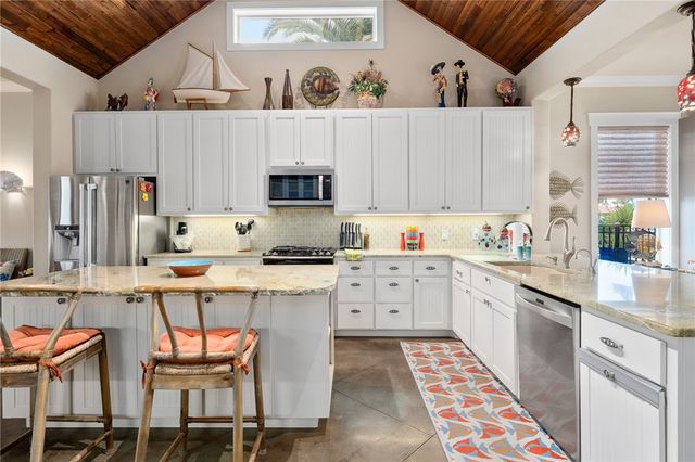 925 Pompano Dr, Aransas Pass, TX 78336