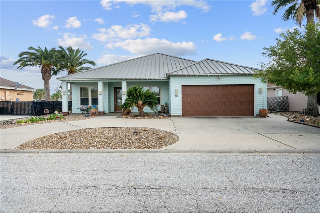 925 Pompano Dr, Aransas Pass, TX 78336