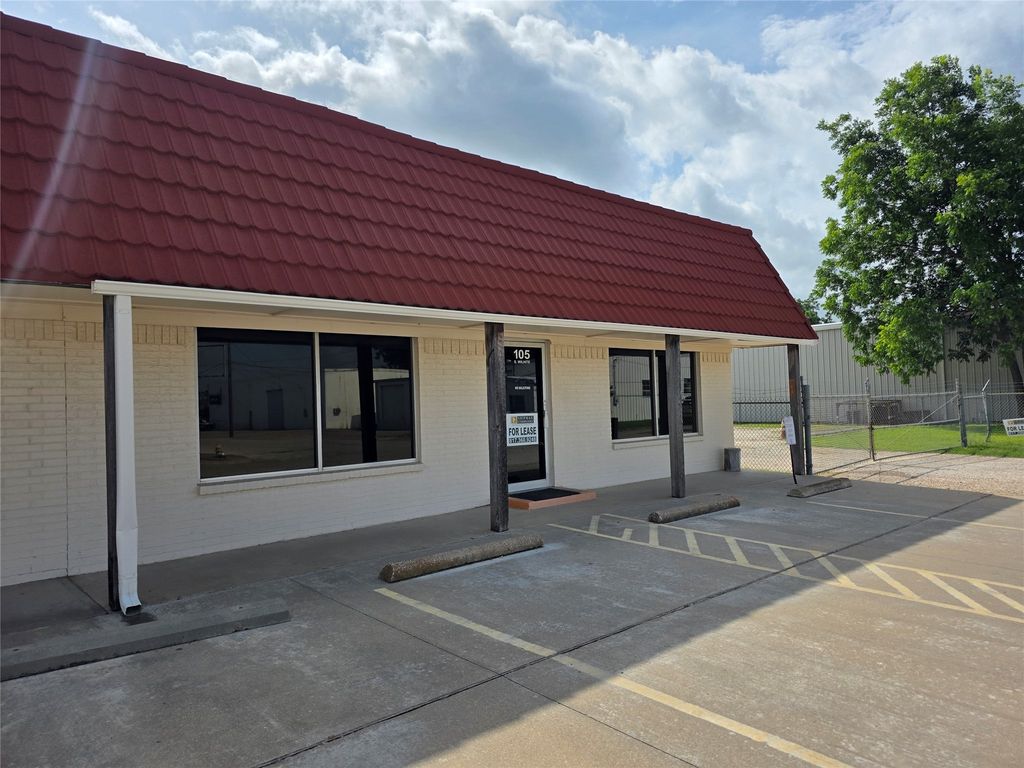 105 S Wilhite Street, Cleburne, TX 76031