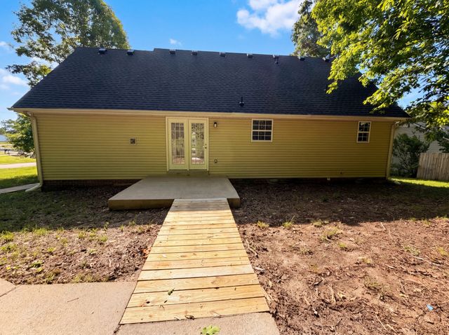 135 Silver Leaf Cir, Dickson, TN 37055