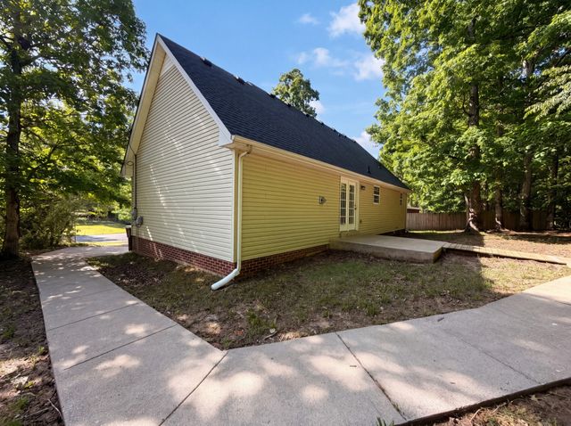 135 Silver Leaf Cir, Dickson, TN 37055
