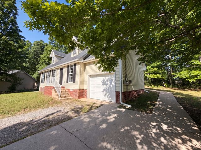 135 Silver Leaf Cir, Dickson, TN 37055