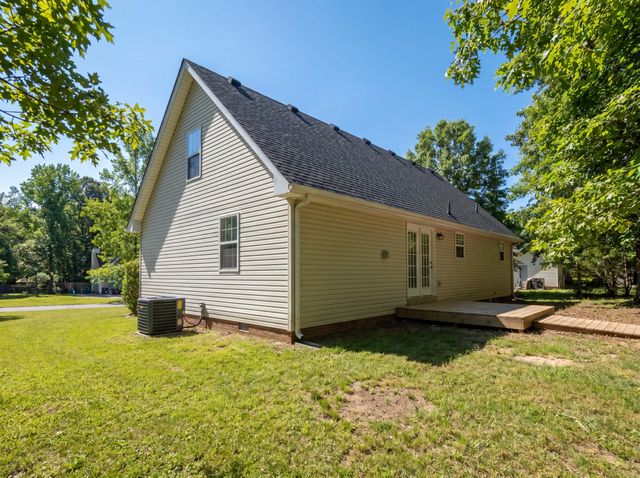 135 Silver Leaf Cir, Dickson, TN 37055