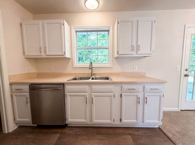 135 Silver Leaf Cir, Dickson, TN 37055