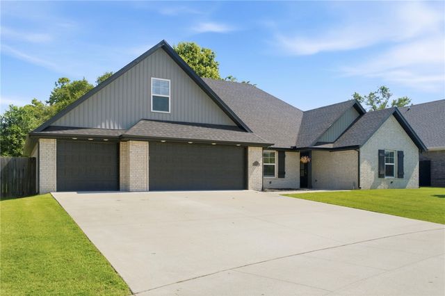 301 Grand Court, Siloam Springs, AR 72761