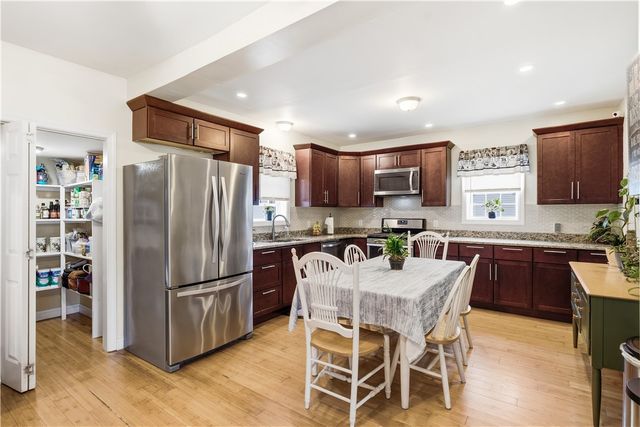 18 Avenue F Avenue, Lincoln, RI 02865