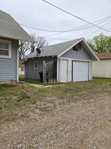 1717 Janes Ave, Winfield, KS 67156