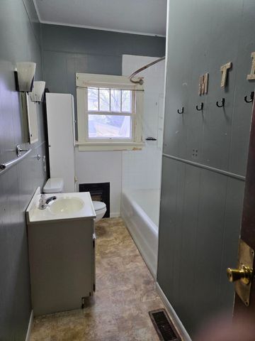 1717 Janes Ave, Winfield, KS 67156