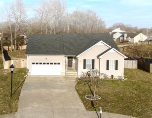 395 Paris Dr, Clarksville, TN 37042