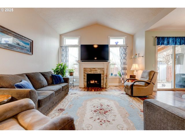 104 Ne MEGAN Dr, Estacada, OR 97023