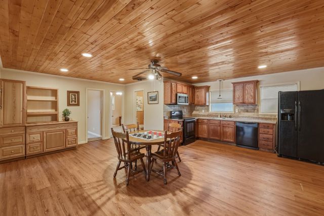 157 NAPLES DR, Omaha, TX 75571