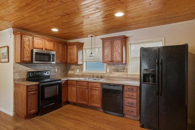 157 NAPLES DR, Omaha, TX 75571