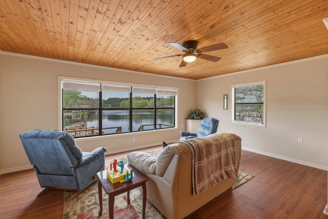 157 NAPLES DR, Omaha, TX 75571