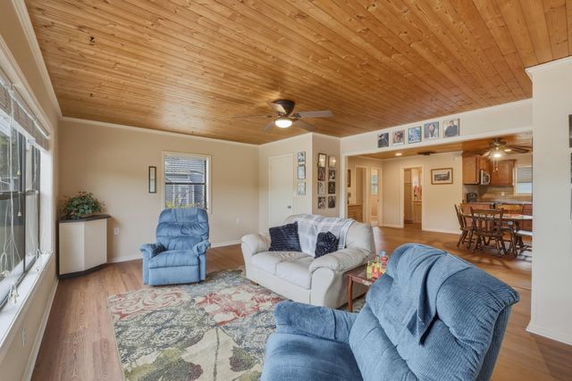 157 NAPLES DR, Omaha, TX 75571