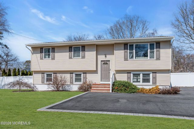 725 Commonwealth Boulevard, Toms River, NJ 08757