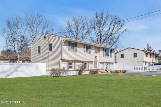 725 Commonwealth Boulevard, Toms River, NJ 08757