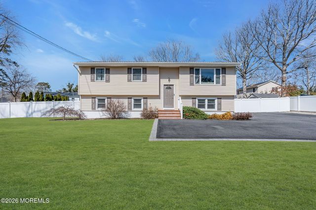 725 Commonwealth Boulevard, Toms River, NJ 08757