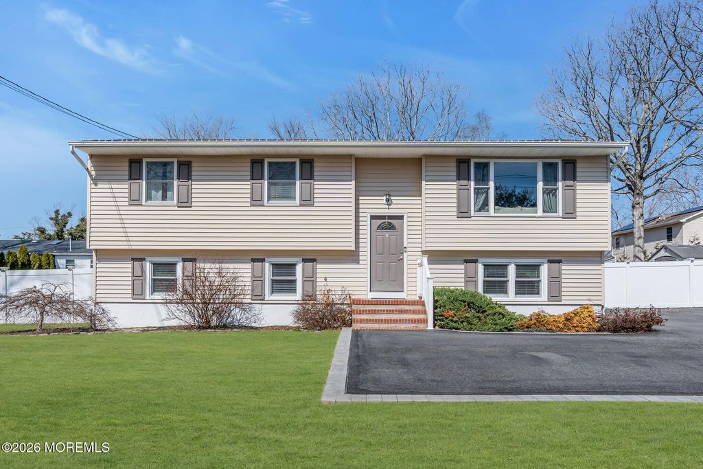 725 Commonwealth Boulevard, Toms River, NJ 08757