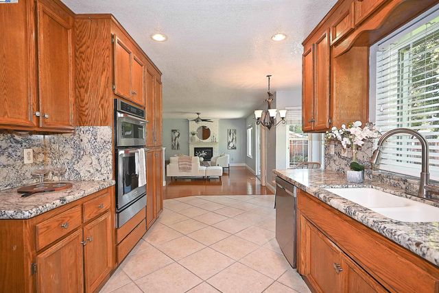 6746 Sapphire St, Dublin, CA 94568