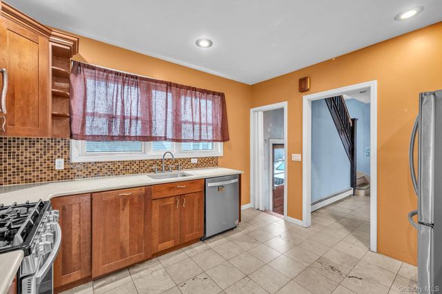 4 3rd Avenue, East Islip, NY 11730