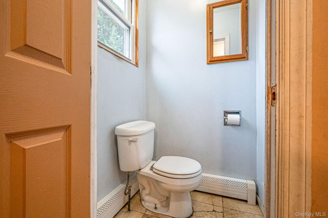 4 3rd Avenue, East Islip, NY 11730