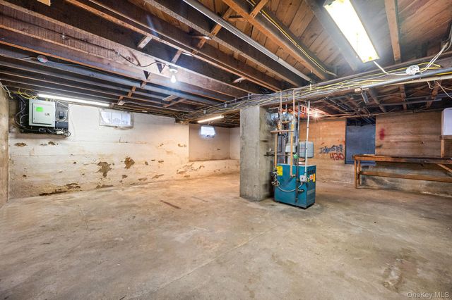 4 3rd Avenue, East Islip, NY 11730