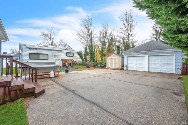 4 3rd Avenue, East Islip, NY 11730