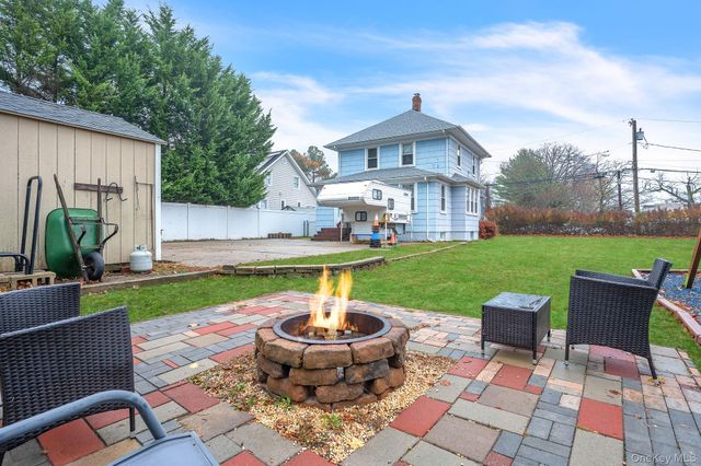 4 3rd Avenue, East Islip, NY 11730