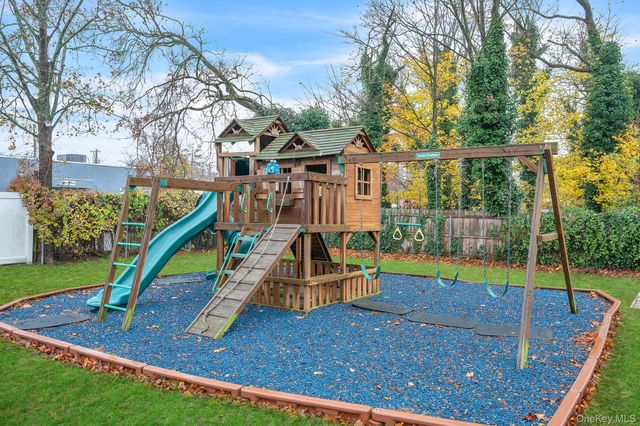 4 3rd Avenue, East Islip, NY 11730