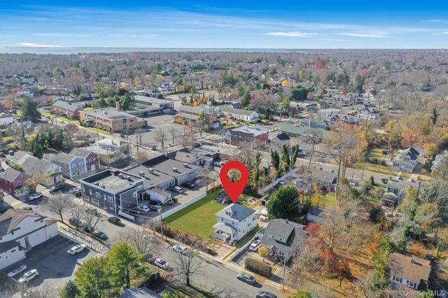 4 3rd Avenue, East Islip, NY 11730