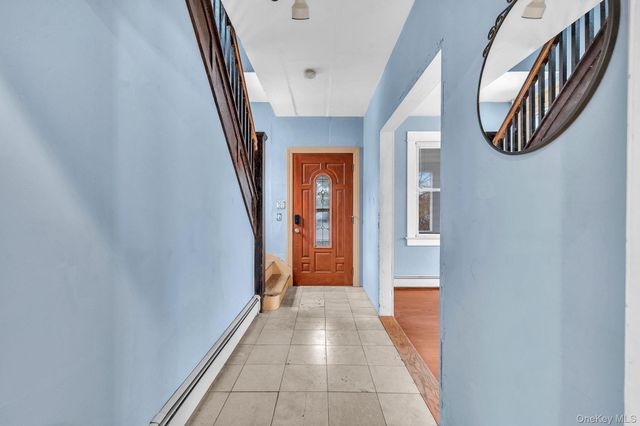 4 3rd Avenue, East Islip, NY 11730