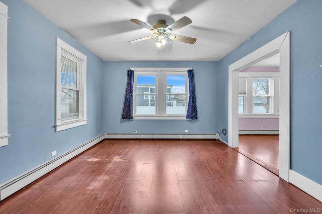 4 3rd Avenue, East Islip, NY 11730