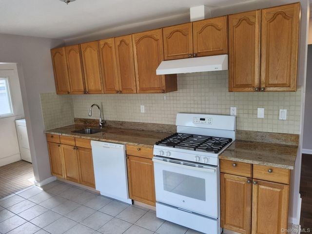90 Hempstead Avenue, Lynbrook, NY 11563