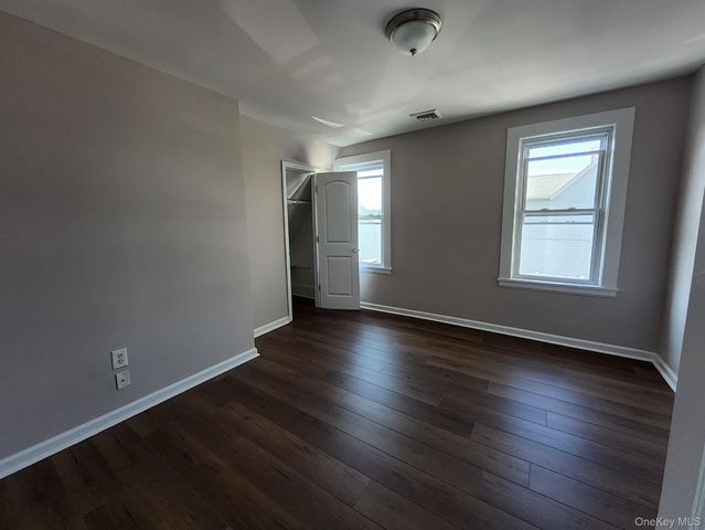 90 Hempstead Avenue, Lynbrook, NY 11563