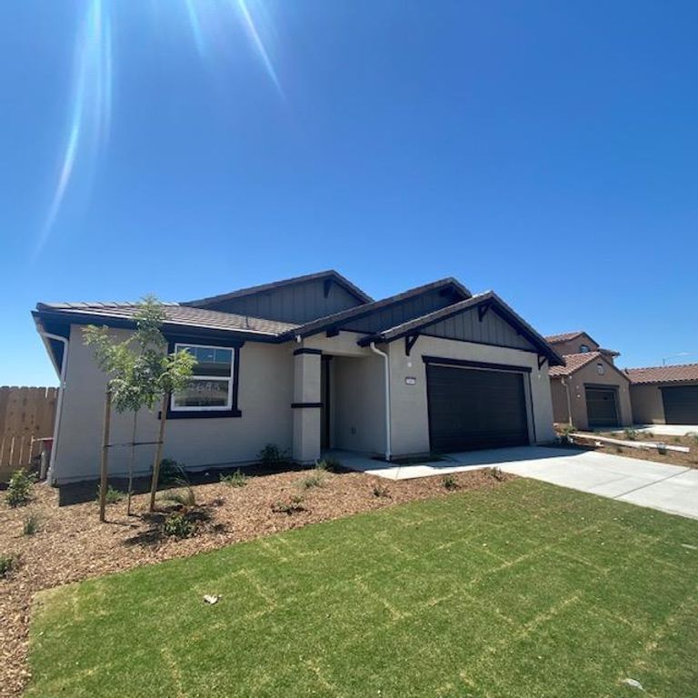 Image 1 of property listing at 2693 N Mckelvey Avenue, Fresno, CA 93727